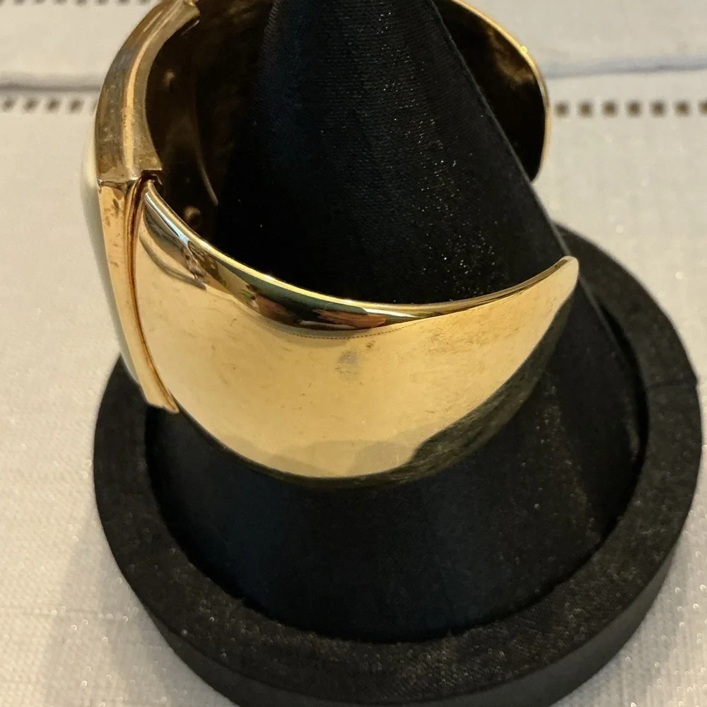 Avon Vintage Gold Tone Cream Lucite Cuff Bracelet - Picture 2 of 5